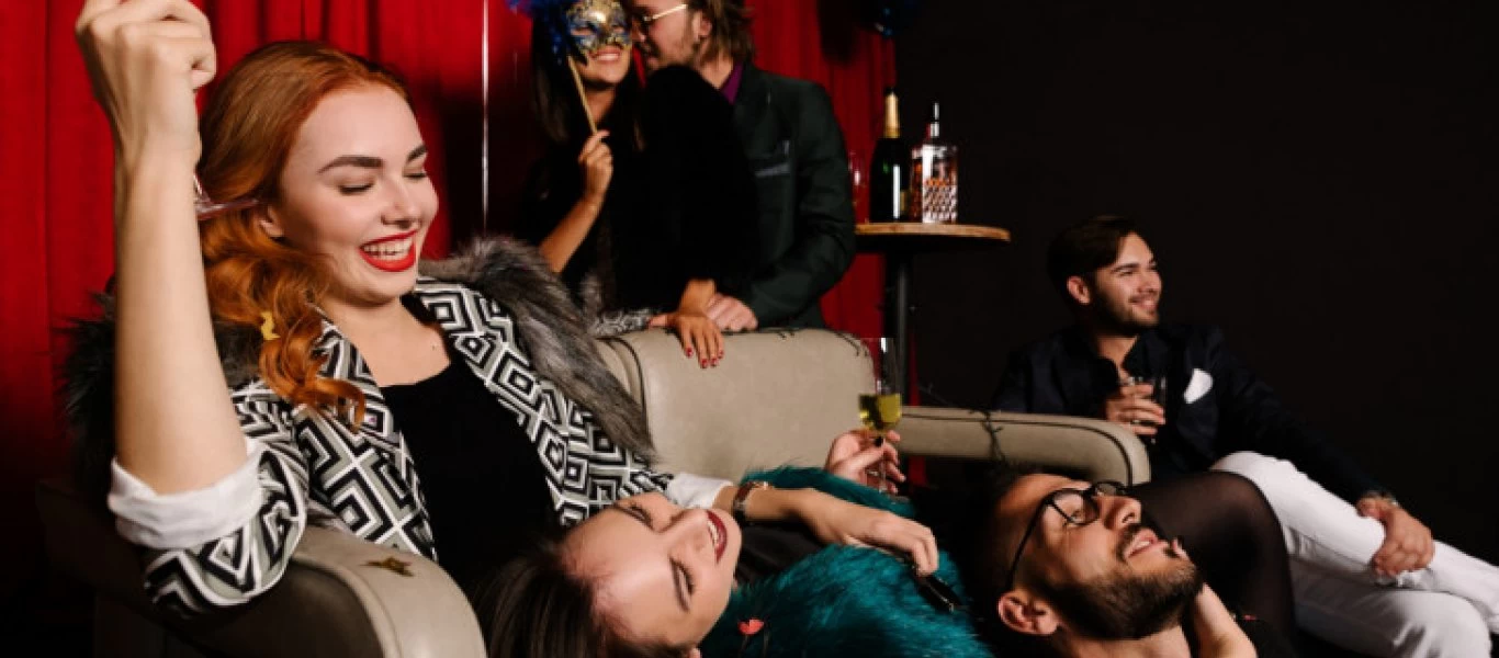 Ο κορωνοϊός «έπληξε» τους swingers: Ακυρώθηκε το ταξίδι τους στην Κρήτη